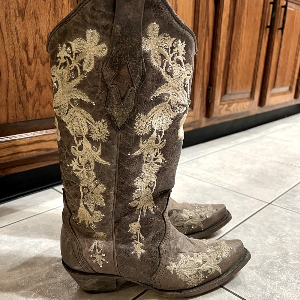 Corral Women’s Flower Embroidery Western Boots